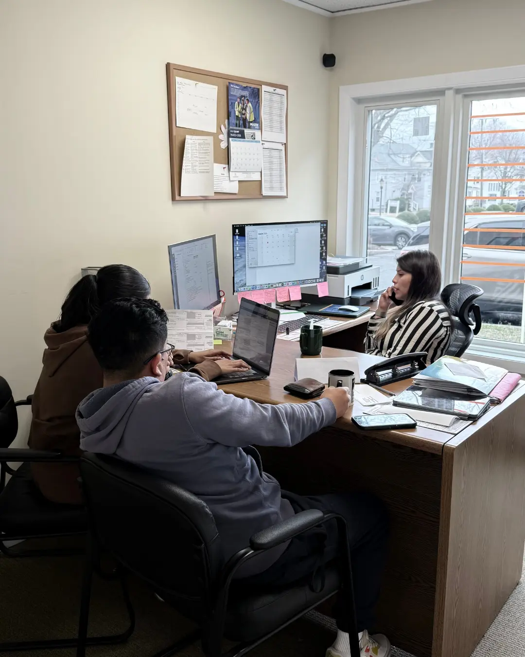 Clientes recibiendo asistencia con documentos en Eagleview Business Center en Danbury