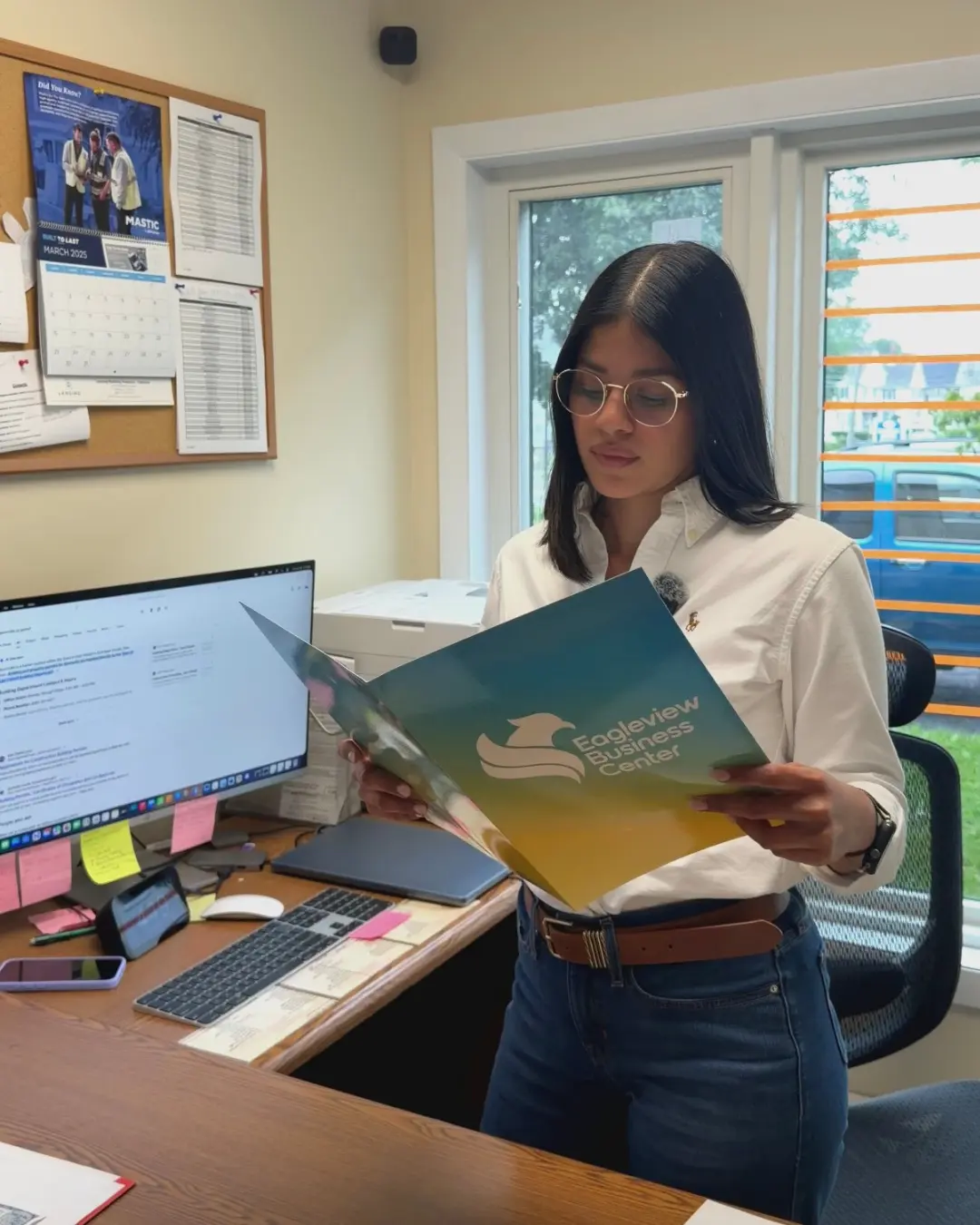 Personal de Eagleview Business Center revisando documentos en la oficina de Danbury
